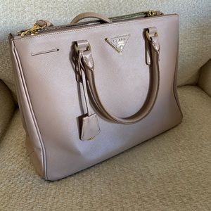 Beautiful used Prada bag, hard to come by.!!